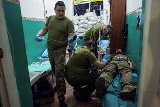 Украинские врачи помогают военному, который получил сотрясение мозга