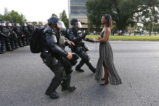 Категория «Проблемы современности», первое место в номинации «Отдельная фотография». Лешиа Эванс на демонстрации против полицейского произвола в Луизиане. Июль 2016 года