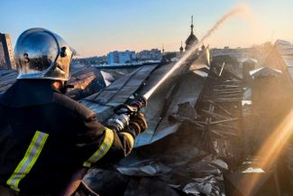 Пожарный работает на месте обстрела в Виннице