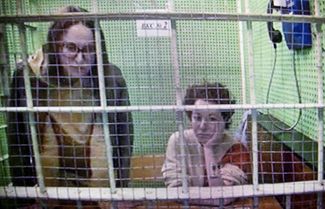Светлана Петрийчук и Женя Беркович по видеосвязи из СИЗО участвуют в рассмотрении в Мосгорсуде апелляции на решение о продлении их ареста, 2 мая 2024 года