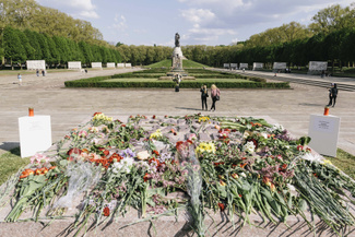 Цветы у памятника советскому воину-освободителю в Трептов-парке, Берлин. 8 мая 2016 года