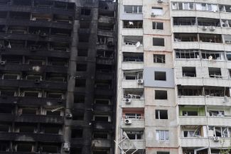 Жилые дома после обстрелов в харьковском районе Салтовка