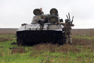 Украинские военные готовятся к обстрелу из гаубицы 2С1 «Гвоздика» на передовой в Донецкой области