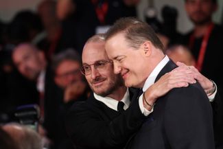 Даррен Аронофски и Брендан Фрейзер на 79-м Венецианском кинофестивале во время премьеры фильма «Кит»