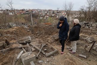 Жители Запорожья на кладбище, которое подверглось обстрелу