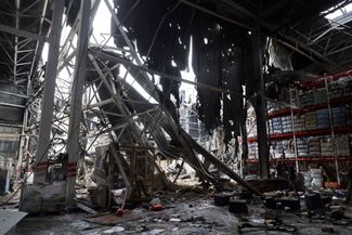 Разрушенный склад в Одессе после российского обстрела