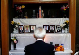 69-летний Сигэнори Мураками, седьмой по счету глава общины тайных христиан, во время молитвы Деве Марии. На фото рядом со статуэткой — его покойные родственники. 3 ноября 2019 года