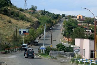 Журналисты в сопровождении автомобилей правительства Азербайджана едут в сторону города Степанакерта, который теперь контролирует Азербайджан. 2 октября 2023 года