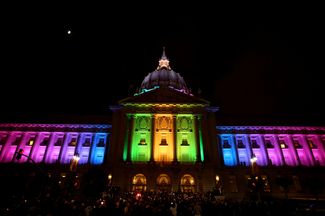 Здание мэрии Сан-Франциско, раскрашенное в цвета ЛГБТ-флага в память о погибших в Орландо