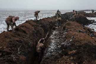 Украинские военные копают траншею недалеко от Бахмута