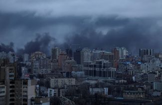 Дым над Киевом после российской атаки на город