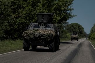 Украинские военные автомобили на дороге недалеко от российско-украинской границы
