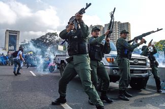 Военнослужащие национальной гвардии Венесуэлы, перешедшие на сторону Хуана Гуайдо