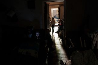 Восьмилетняя Ксения, чья семья решила не эвакуироваться из Лисичанска на северо-западе Луганской области, бежит в бомбоубежище