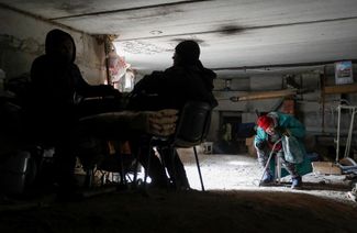 Мирные жители прячутся в бомбоубежище в Мариуполе