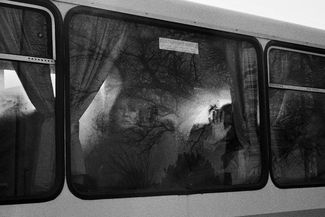 Работники ЧАЭС уезжают из зоны отчуждения на служебном автобусе