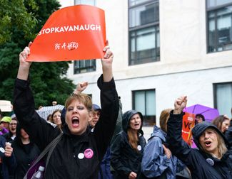 Протестующие с плакатами «Остановить Кавано» перед зданием конгресса США в Вашингтоне 24 сентября