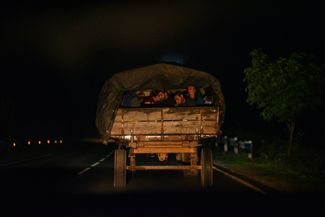 Грузовик с карабахскими беженцами на пути в Горис. 25 сентября 2023 года