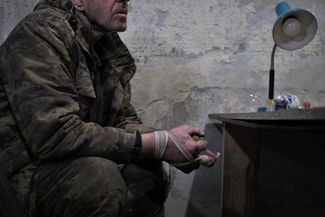 Участник ЧВК Вагнера, завербованный в военную организацию в российской колонии, сидит в комнате для допросов. Украинские силы схватили наемника в районе Бахмута. 12 марта 2023 года