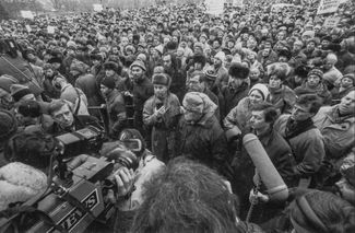 Sakharov photographed at a rally “For democratic elections in the Academy” outside of the Presidium of the USSR Academy of Sciences in February 1989. Academics were outraged at the presidium’s decision not to register a number of scholars, including Sakharov, as candidates for people’s deputy of the USSR (deputies were elected from public organizations, among other groups). In the end, Sakharov was registered and elected as a deputy.