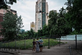 Жители ЖК «Династия» осматривают повреждения от российской ракеты на 18 этаже дома. 24 июня 2023 года