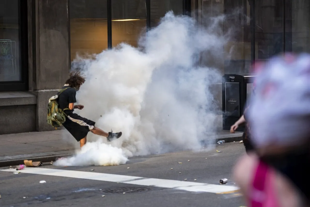 Ты когда-нибудь вдыхала слезоточивый газ? Что происходит на американских  акциях против полицейского произвола и расизма — репортаж журналистки,  участвовавшей в протестах — Meduza