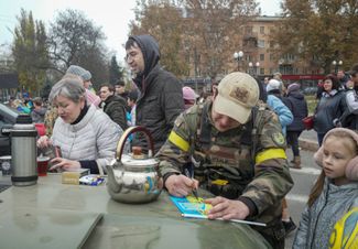 Украинские военные раздают автографы детям в Херсоне