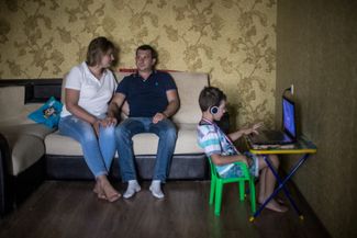Семья Андрея Шепелева в новой квартире в микрорайоне Надежда, июль 2017 года