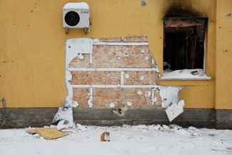 Пропажа гостомельской работы Бенкси обнаружилась в пятницу 2 декабря, позже киевские власти <a href="https://www.theguardian.com/artanddesign/2022/dec/03/ukraine-detains-eight-people-over-theft-of-banksy-mural-in-kyiv" rel="noopener noreferrer" target="_blank">заявили</a> о задержании восьми подозреваемых в преступлении. Глава полиции Киевской области Андрей Небытов сообщил, что подозреваемым от 27 до 60 лет, они проживают в Киеве и Черкасах.