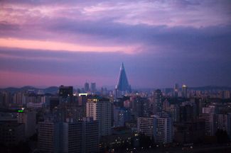 Гостиница «Рюген» в Пхеньяне. 24 октября 2011 года. Здание в 105 этажей — самое высокое в КНДР. По состоянию на начало 2022 года гостиница так и не начала работать.