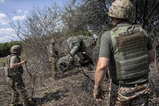 Украинские артиллеристы проверяют вооружение и спецтехнику, прежде чем отправить ее на фронт