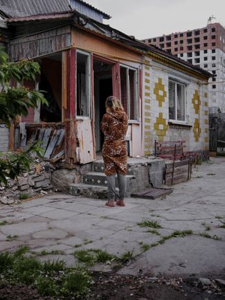 Жительница Бучи перед своим домом. В подвале соседнего дома российские солдаты изнасиловали и убили другую женщину