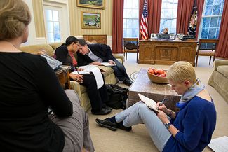Селест Уолландер (справа) и другие члены Совета безопасности США во время телефонных переговоров между Бараком Обамой и Владимиром Путиным. 16 марта 2014 года