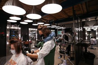 15 июня в Петербурге снова официально открылись парикмахерские