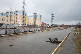 Убитые мирные жители на дороге в Буче. 3 апреля 2022 года