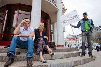 Алексей и Юлия Навальные после очередного заседания суда по делу «Кировлеса» 16 мая 2013 года. В начале июля сторона обвинения попросит приговорить Навального и Петра Офицерова к реальному сроку — шести и пяти годам колонии соответственно. Суд назначит вынесение приговора на 18 июля.
