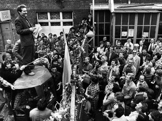 Лех Валенса, которому в тот момент было 37 лет, стал одним из лидеров бастующих рабочих. На фото, сделанном 8 августа 1980 года, Валенса выступает во дворе верфи имени Ленина
