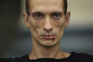 Павленский зашил себе рот в поддержку группы Pussy Riot, 23 июля 2012 года