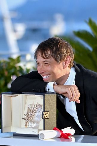 Le réalisateur Sean Baker avec le prix.  Cannes, le 25 mai 2024