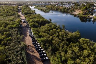 Автомобили департамента безопасности Техаса рядом с лагерем мигрантов, 22 сентября 2021 года
