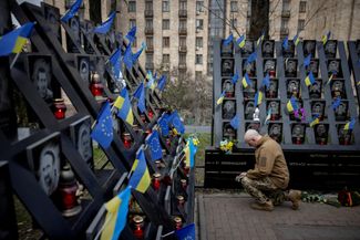 Солдат у мемориала «Небесной сотни» — украинцам, погибшим во время массовых демонстраций сторонников Европейского союза в 2014 году