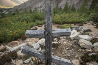 Крест на кладбище вольнонаемных