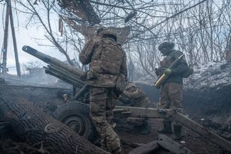 Украинские артиллеристы на линии фронта в направлении Кременной