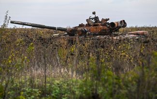 Брошенный российский танк на поле под Изюмом
