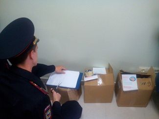 Police in Oryol confiscate leaflets belonging to Navalny's local campaign office.