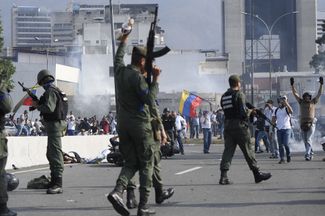 Бойцы Национальной гвардии Венесуэлы присоединяются к мятежу, объявленному лидером оппозиции и самопровозглашенным президентом Хуаном Гуайдо. 30 апреля 2019 года