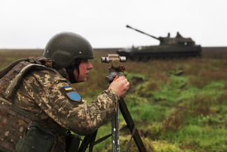 Солдат ВСУ прицеливается перед выстрелом из «Гвоздики»