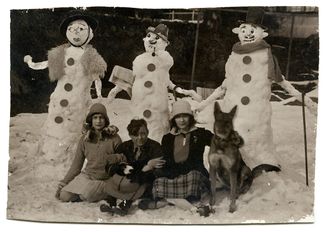 Групповой портрет, на котором присутствуют все члены семьи. Слева направо: Хелен Раст (младший ребёнок), друг семьи, Вайолет (средний ребёнок), собака Зена. Снеговики: Элизабет Раст (мама), Джулиан Раст (папа), Сесил Раст (старший ребёнок). Начало 1930-х.