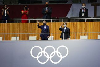 Президент Международного олимпийского комитета (МОК) Томас Бах (слева) и император Нарухито