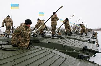 Украинские солдаты во время церемонии передачи оружия, военной техники и самолетов в армию. Стрельбище в окрестностях Житомира, 5 января 2015-го